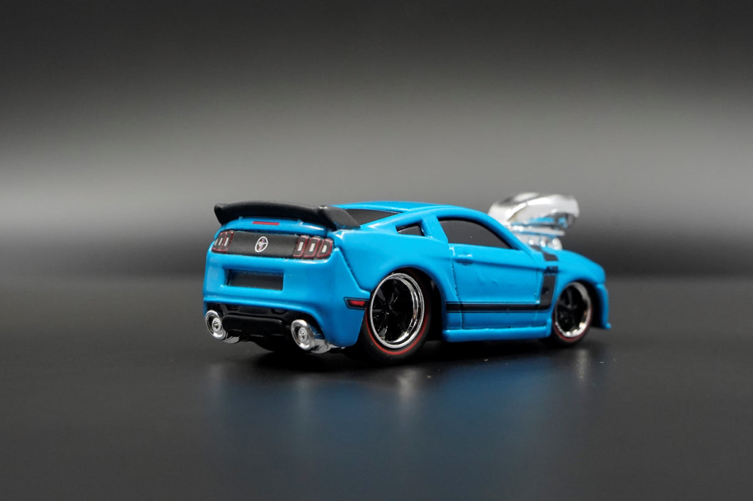 2013 Ford Mustang Boss 302 Alloy Diecast Car Model 1:64 By Maisto - Muscle Machines