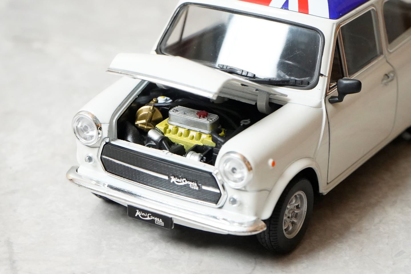 14cm Mini Cooper 1300 British Flag (Left Mirror Off) 1:24 Diecast Car Model By Welly