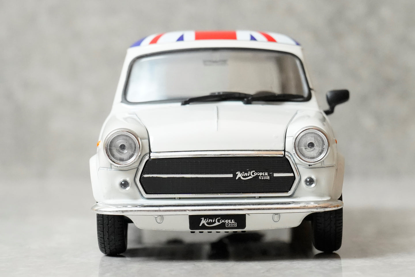 14cm Mini Cooper 1300 British Flag (Left Mirror Off) 1:24 Diecast Car Model By Welly