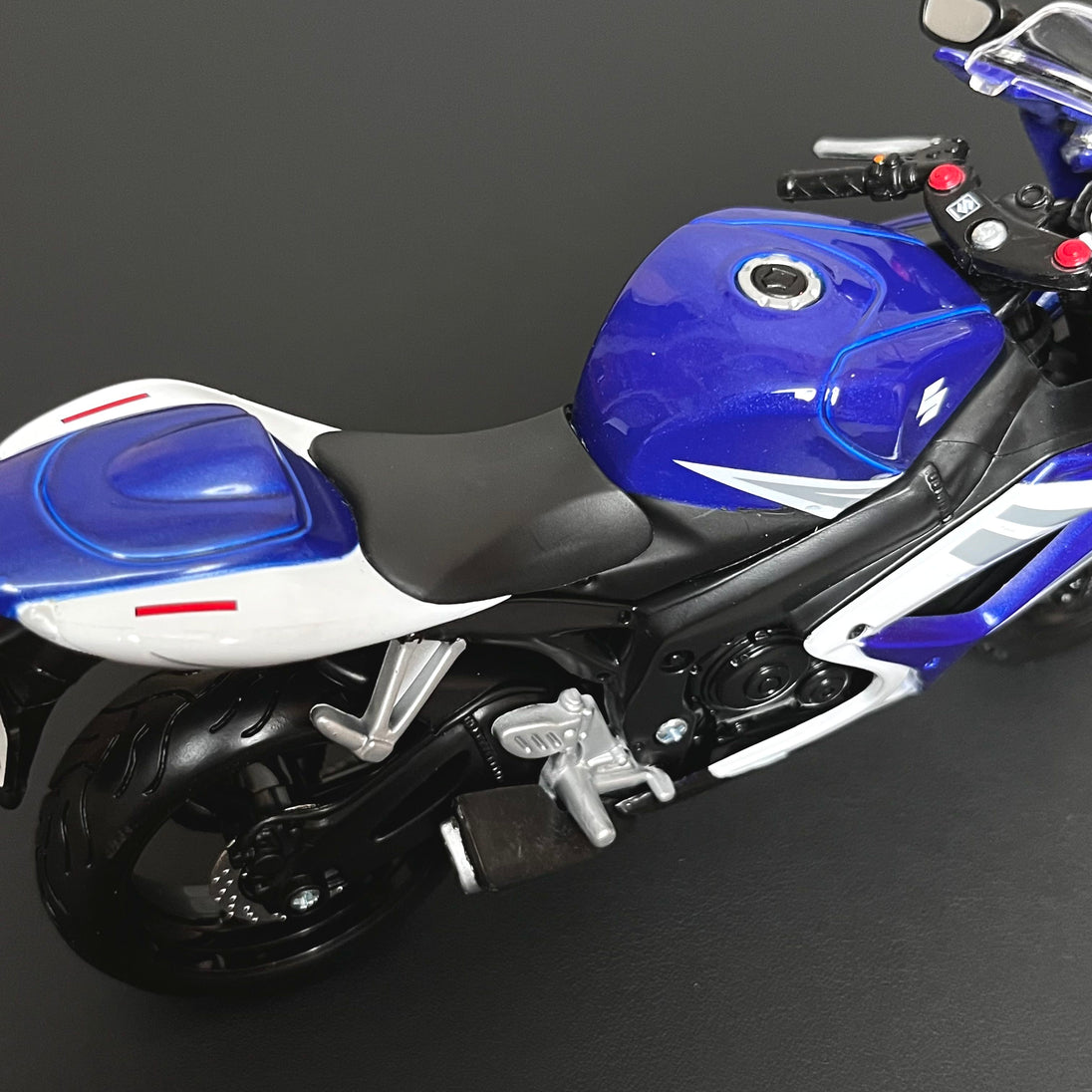Suzuki GSX-R750 Diecast Bike 1:12 Motorcycle Model By Maisto