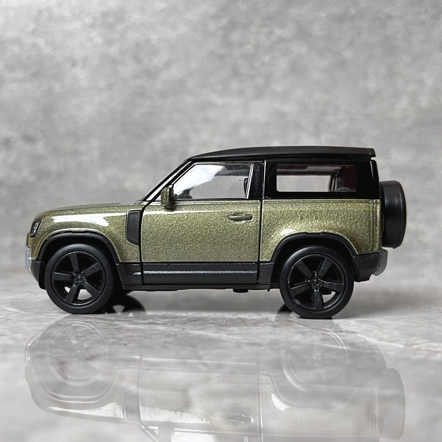 1:36 Land Rover Defender Diecast Car Model By Welly