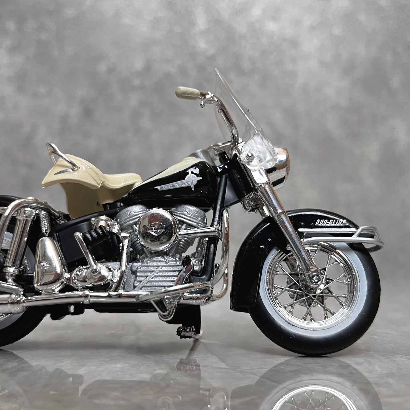 1962 Harley Davidson FLH Duo Glide Diecast Bike 1:18 Motorcycle Model By Maisto