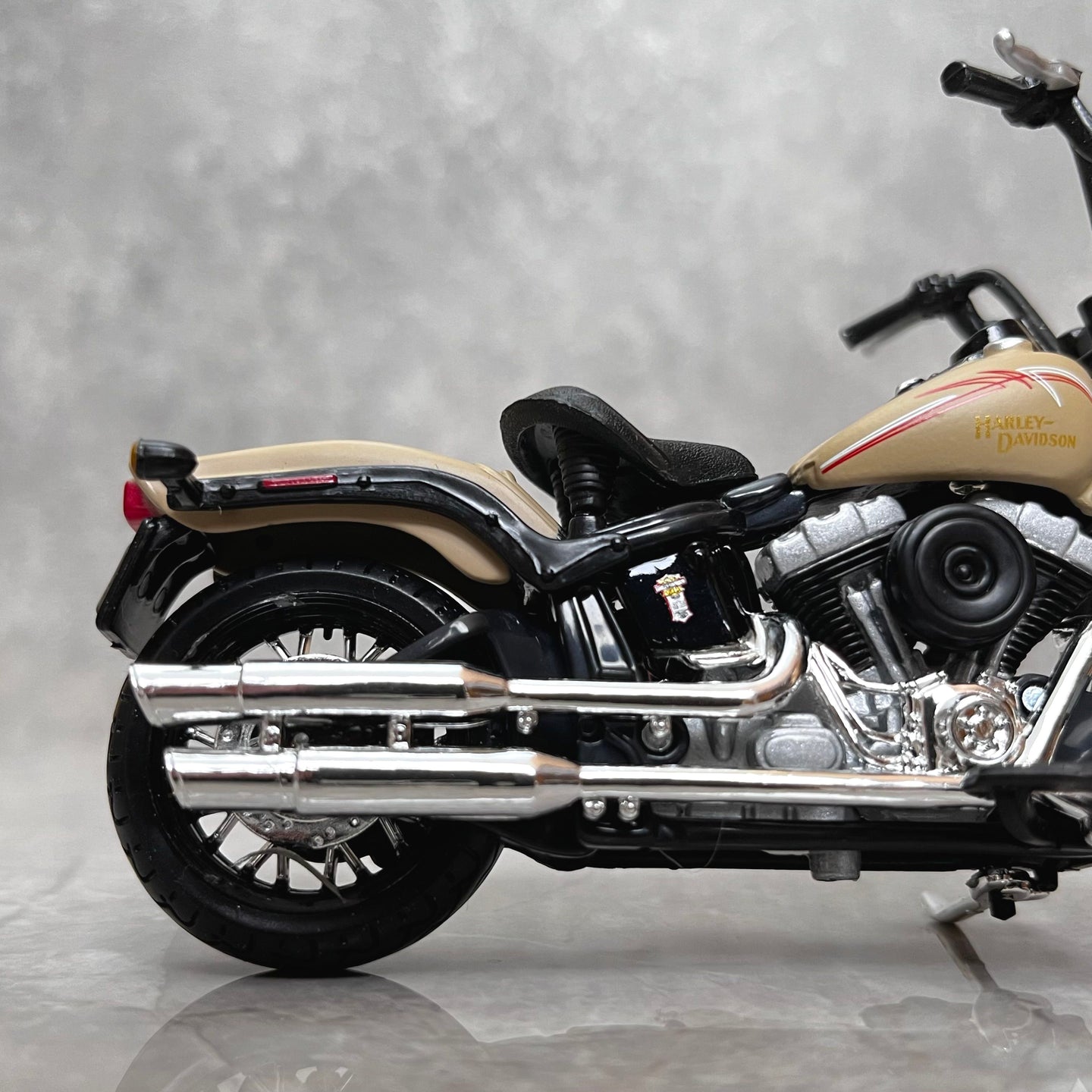 2008 Harley Davidson FLSTSB Cross Bones 1:18 Diecast Bike Motorcycle Model By Maisto