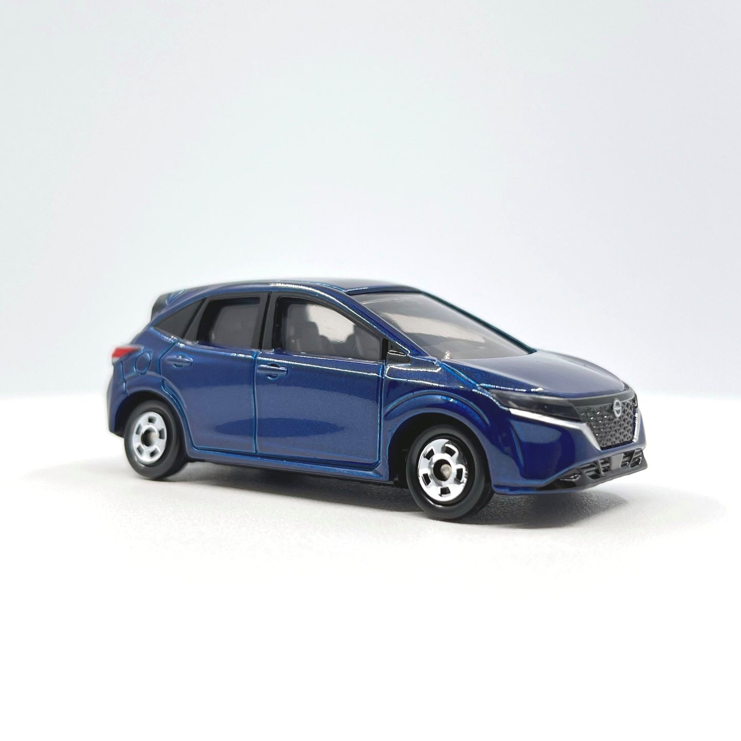 1:63 Nissan Note Alloy Tomica Diecast Car Model by Takara Tomy