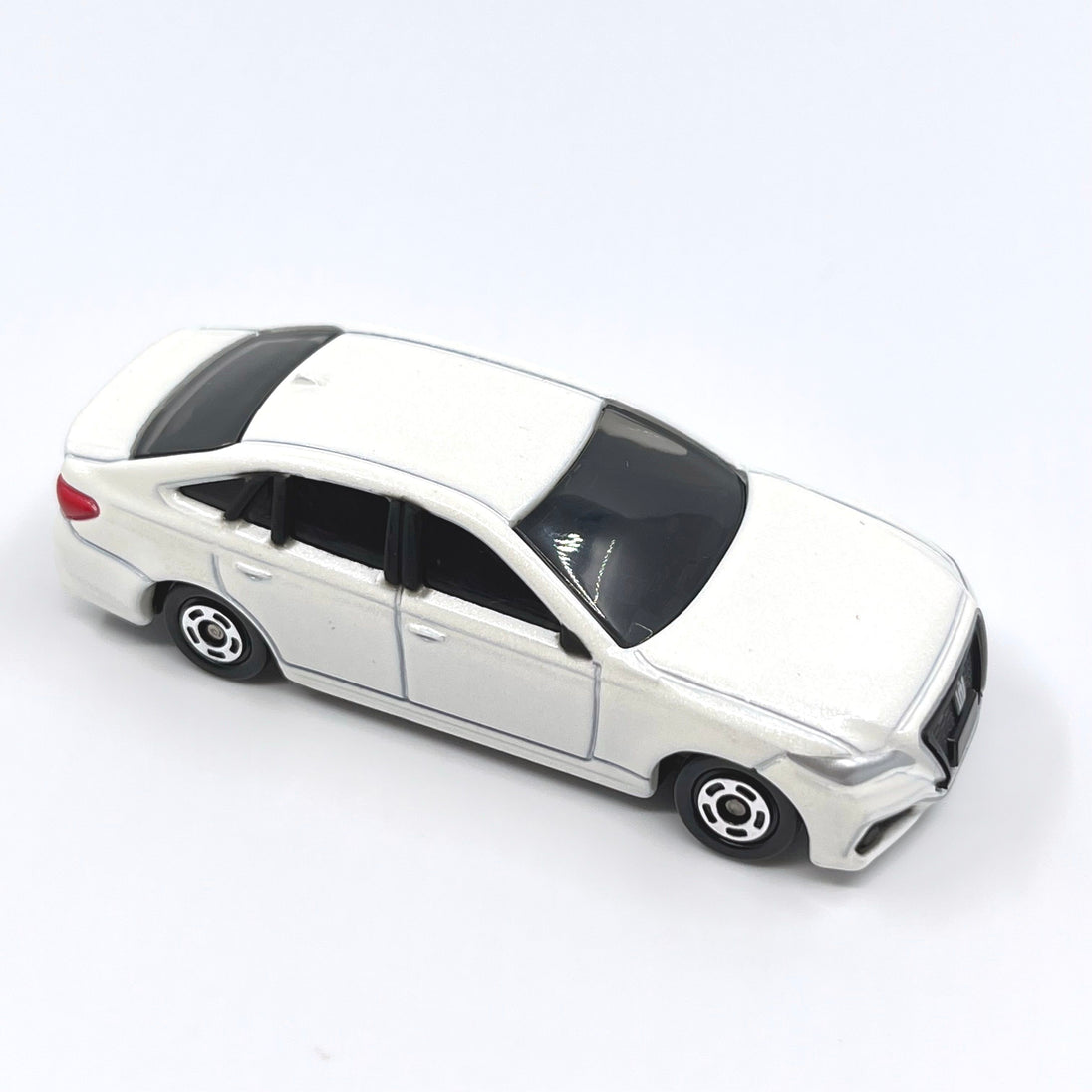 1:66 Toyota Crown Alloy Tomica Diecast Car Model by Takara Tomy