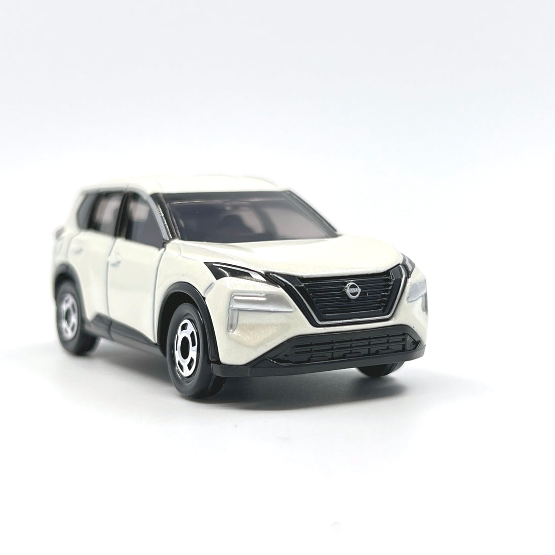 1:63 Nissan X-Trail Alloy Tomica Diecast Car Model by Takara Tomy